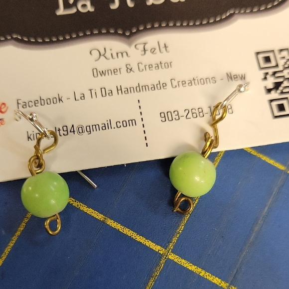Apple Green Bead Dangle Earrings - Picture 1 of 1